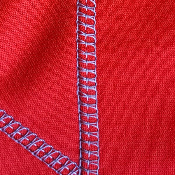 Detalle tejido sudadera de golf técnica de hombre color rojo modelo foursome