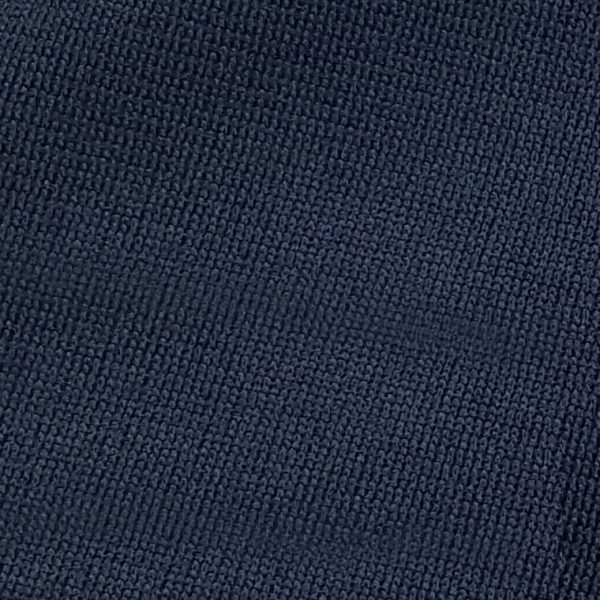 Detalle tejido sudadera de golf técnica de niña color azul marino modelo junior