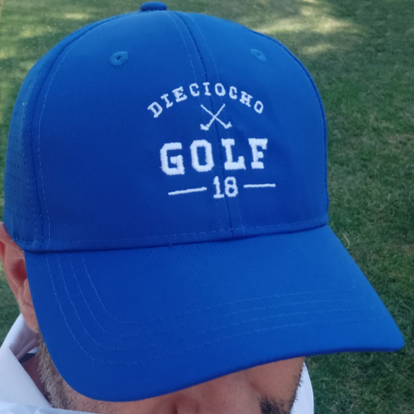 detalle-gorra-azul-golf-fairway