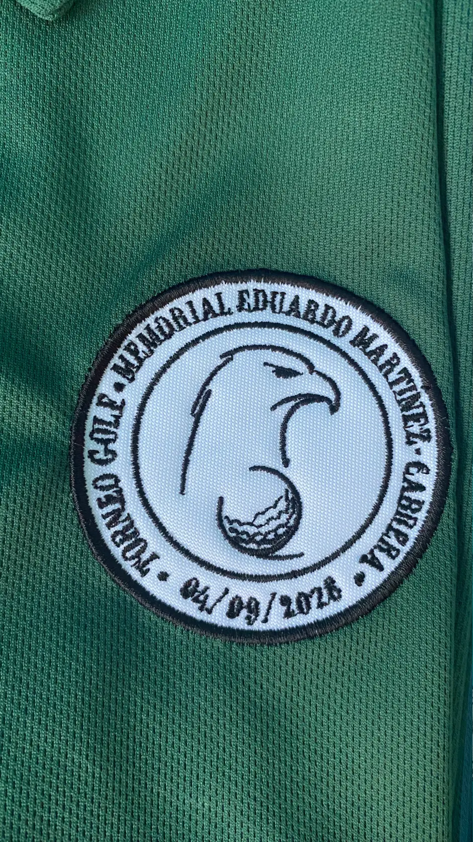Detalle Polo verde personalizado para el memorial Polo técnico verde con el escudo bordado del Memorial Eduardo Martínez Cabrera