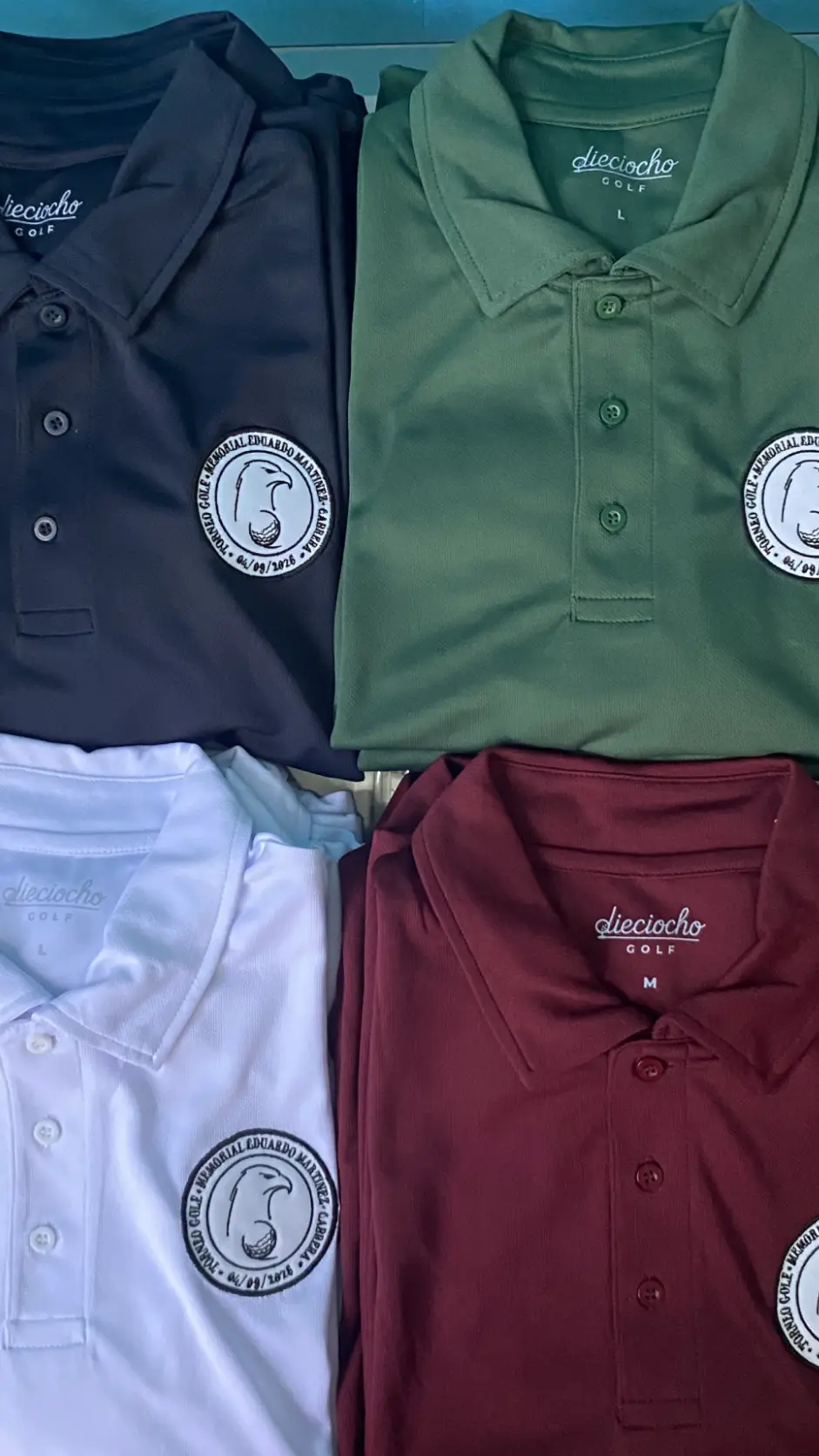 Polos de colores personalizado para uno de los equipos Polos técnicos con el escudo bordado del Memorial Eduardo Martínez Cabrera