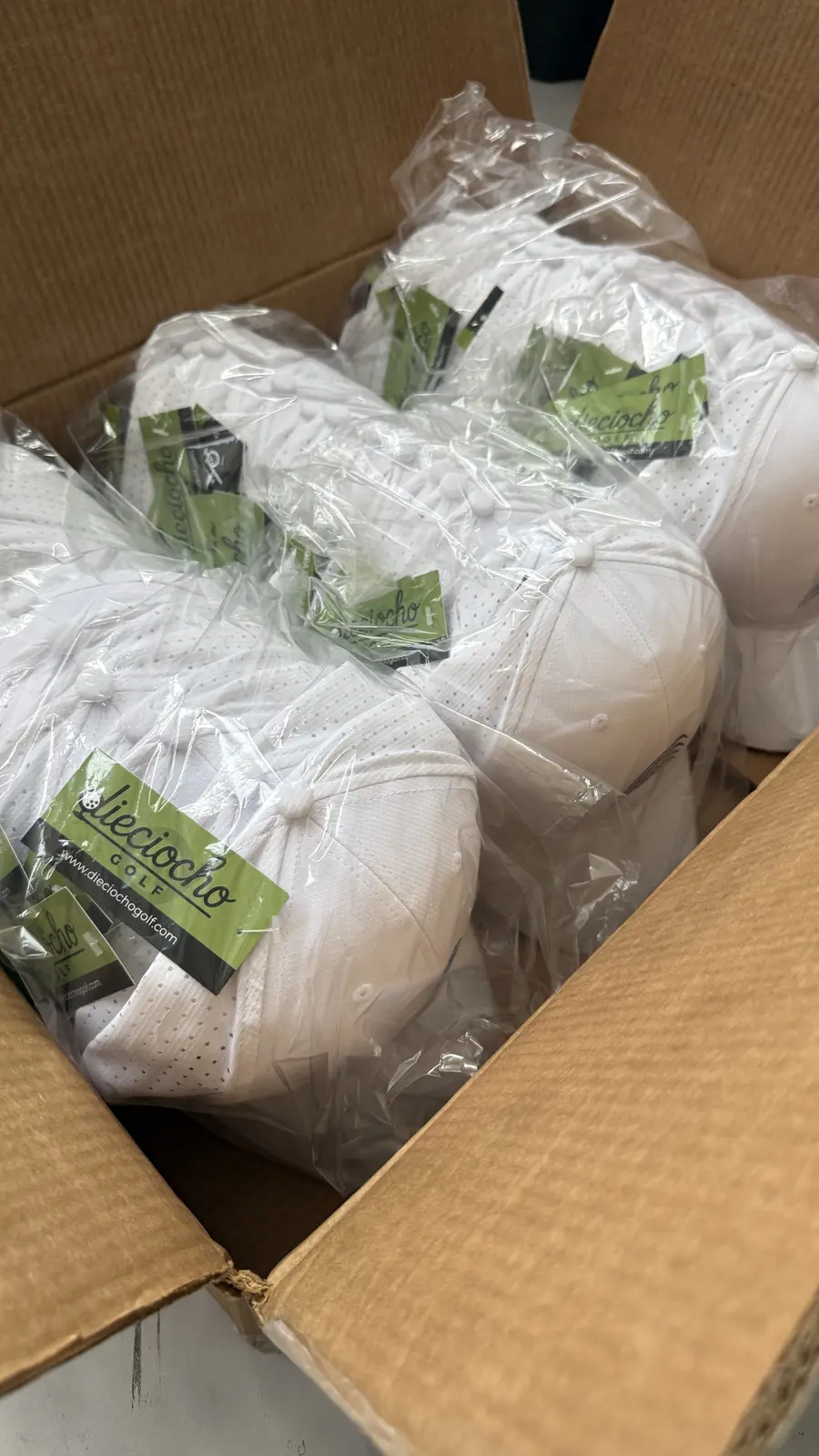 Gorras técnicas personalizadas de Tressis preparadas para la entrega del torneo de golf