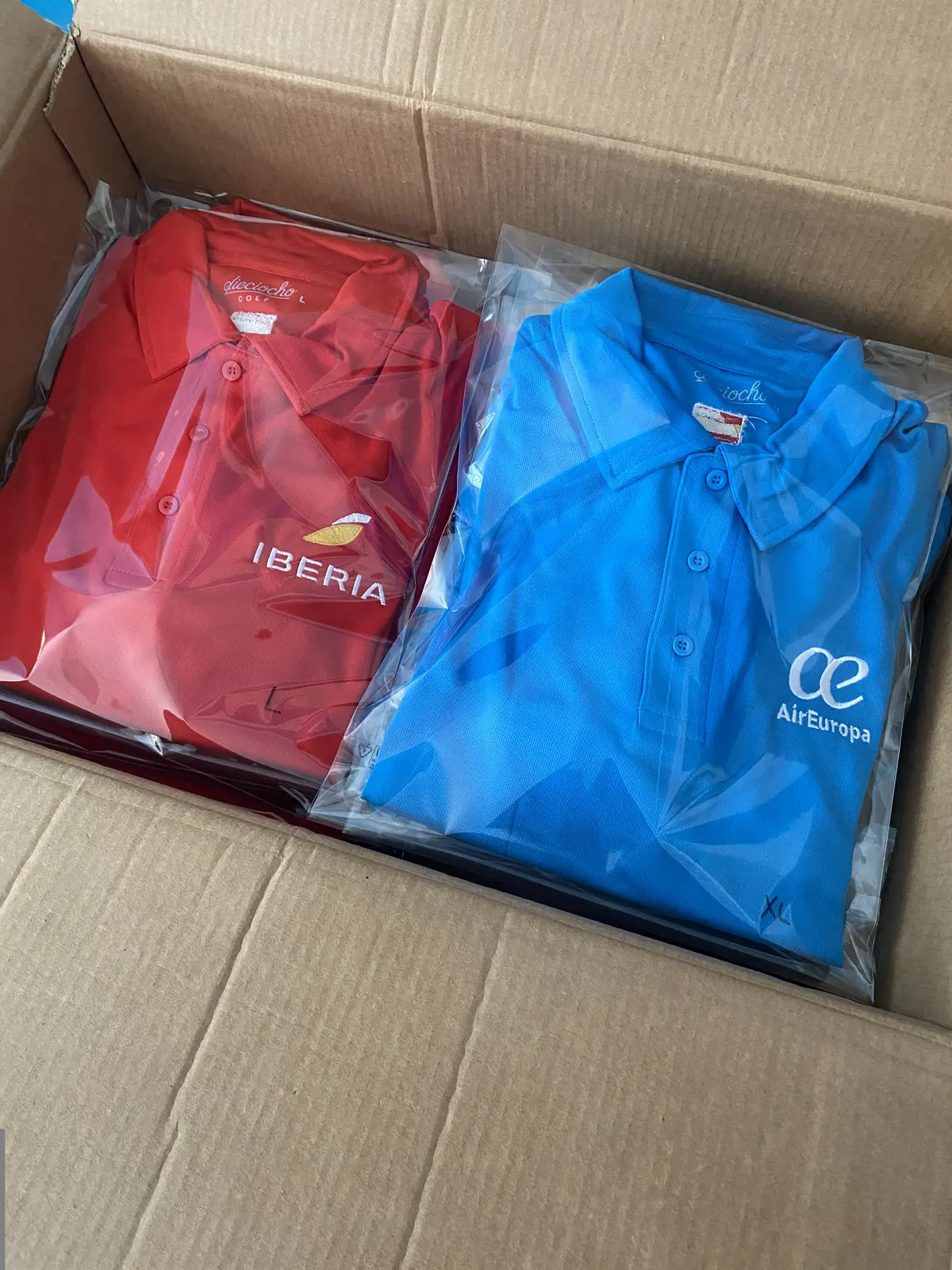 Equipaciones de la Ryder preparadas para entregar Polos rojos y azules personalizados de la Ryder Iberia vs Air Europa preparados para entregar