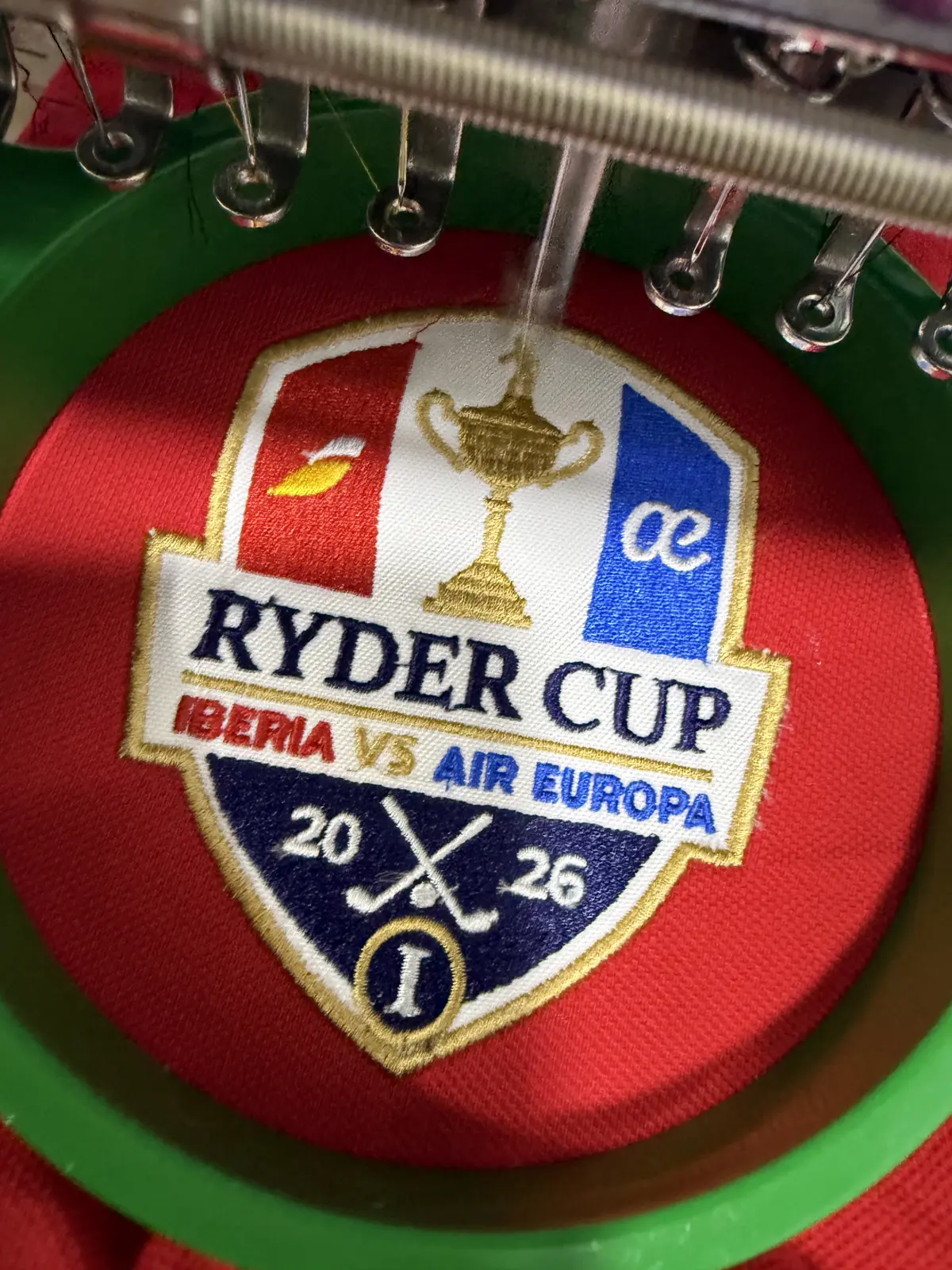 Bordado del escudo Ryder Iberia vs Air Europa Proceso de bordado del escudo de la Ryder Iberia vs Air Europa 2026