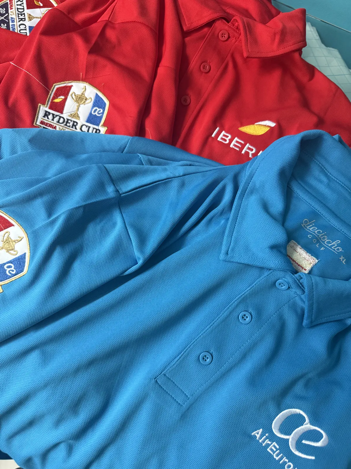Polos rojos y azules para la Ryder Iberia vs Air Europa Polos personalizados rojos de Iberia y azules de Air Europa para una Ryder privada