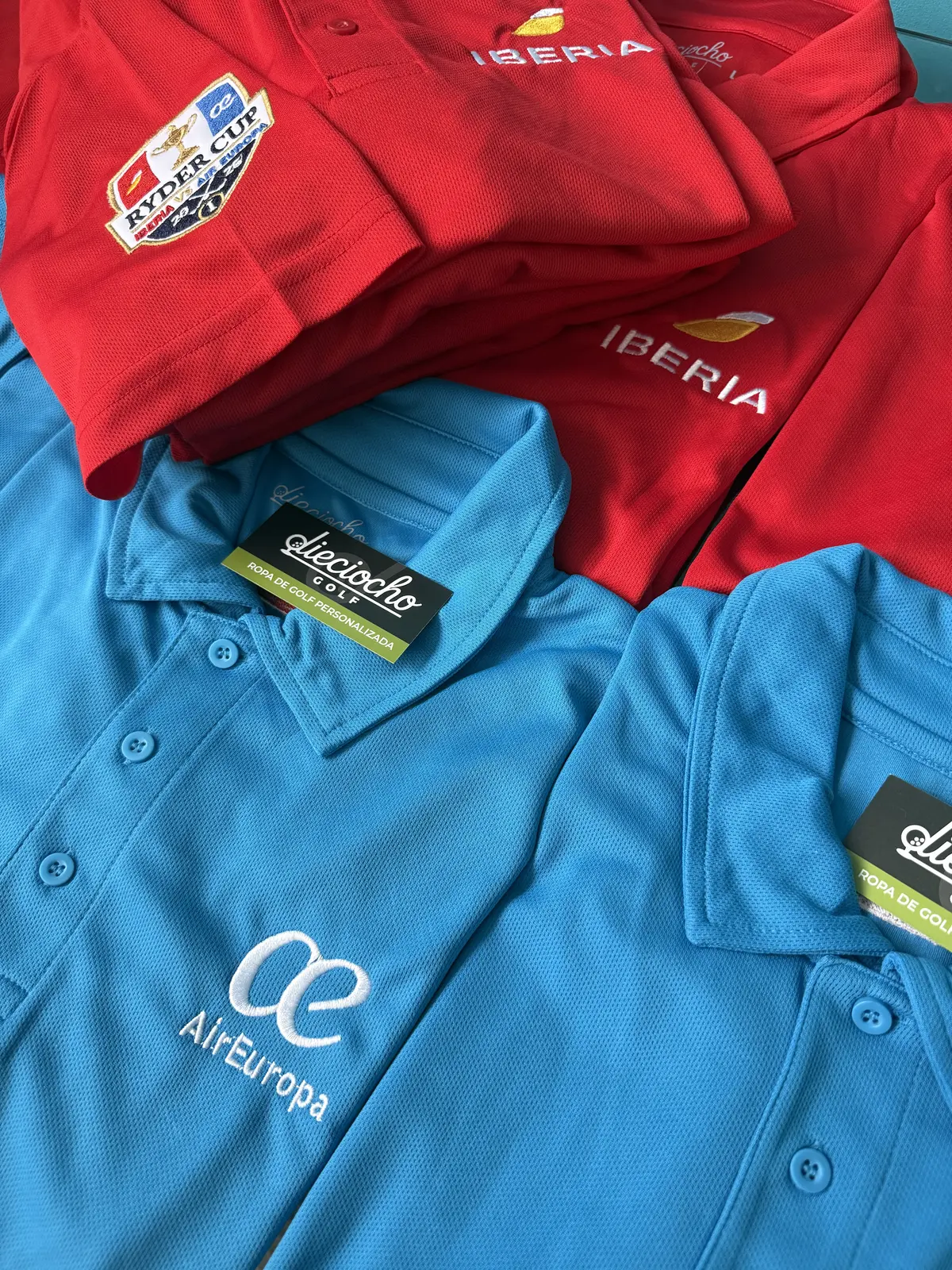 Escudo de la Ryder sobre los polos azules Escudo personalizado de la Ryder Iberia vs Air Europa bordado en los polos azules