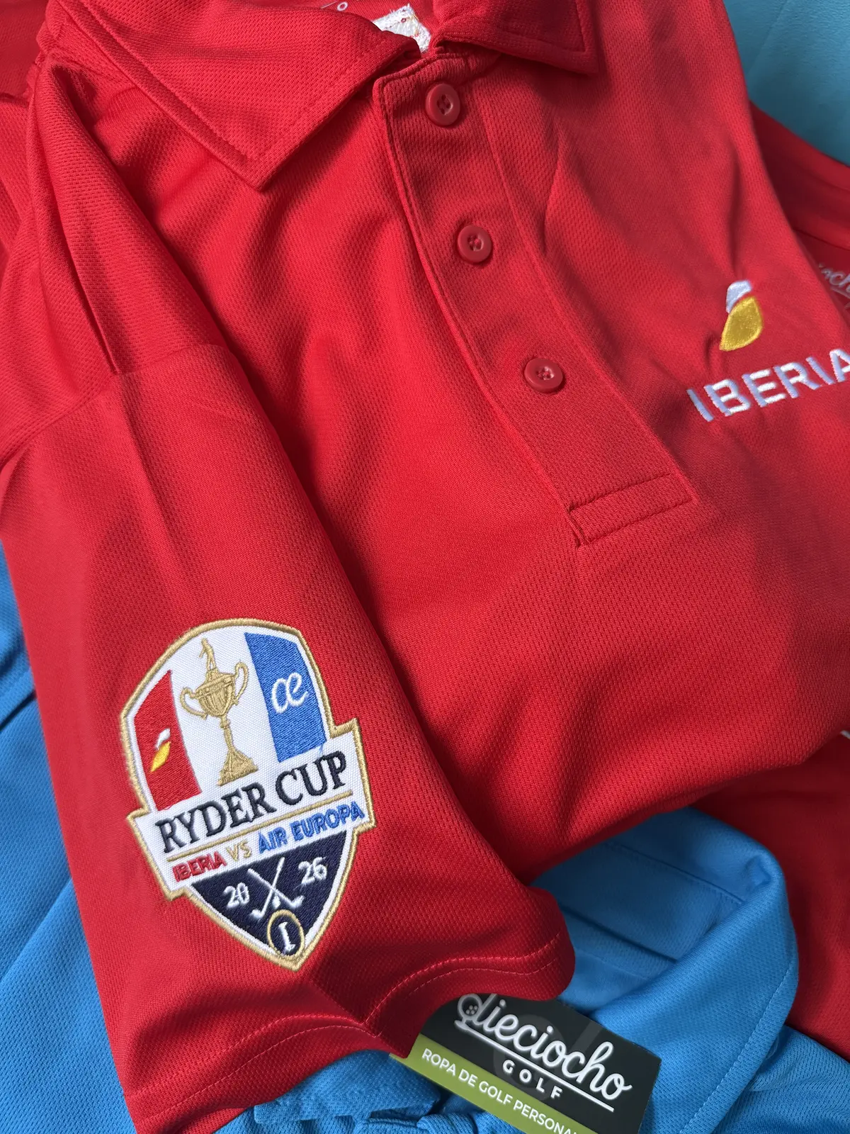 Polos rojos personalizados del equipo Iberia Polos rojos personalizados con logo de Iberia y escudo de la Ryder en la manga