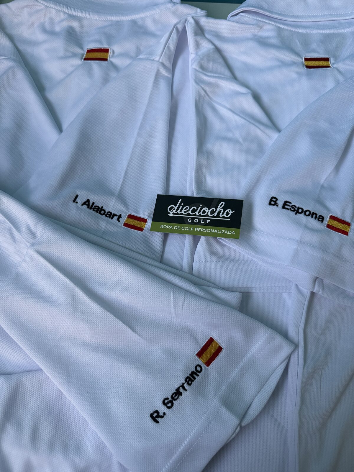 Cuatro polos de golf personalizados para un grupo de amigos
