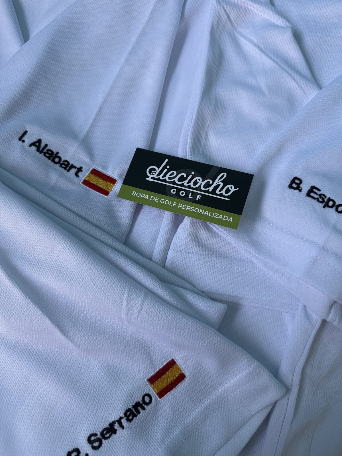 Nombres y banderas de España bordados en polos de golf