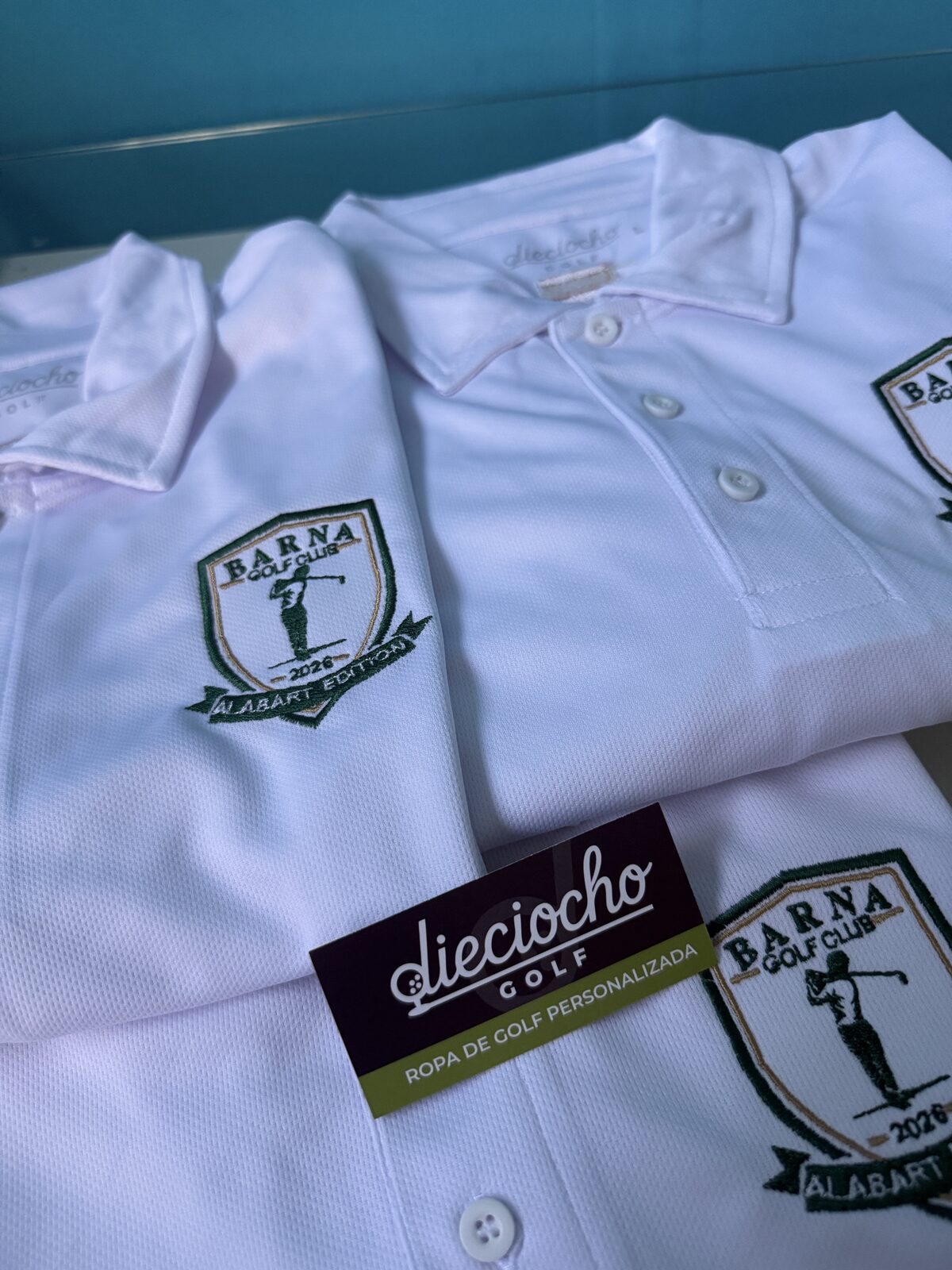 Polos blancos personalizados con el escudo de Barna Golf Club