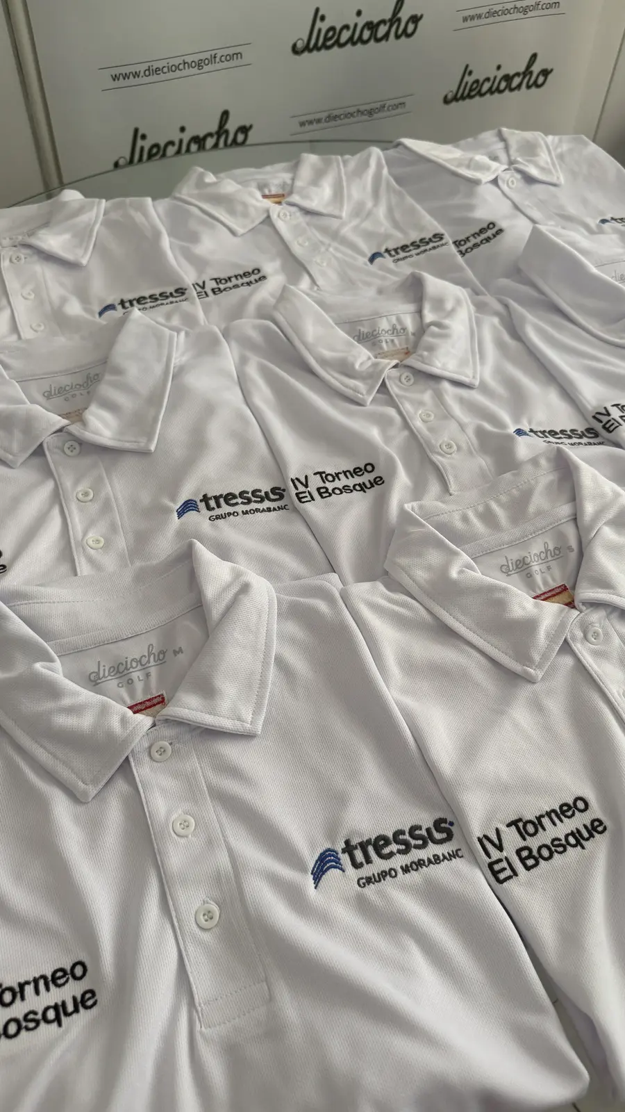 Polos técnicos personalizados de Tressis para su torneo de golf