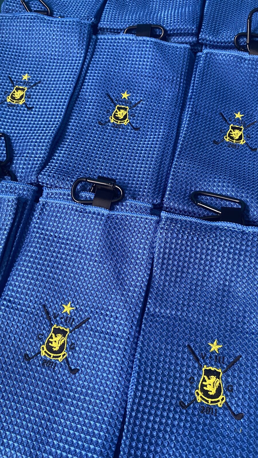 Toallas azules bordadas con el escudo del Club de Golf 5 y 3