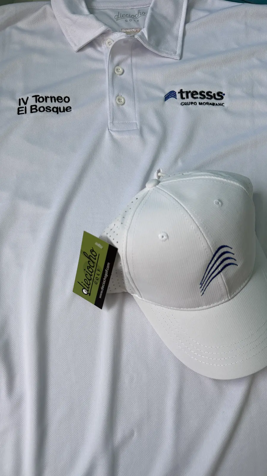 Polo y gorra de golf personalizados para el IV Torneo El Bosque de Tressis